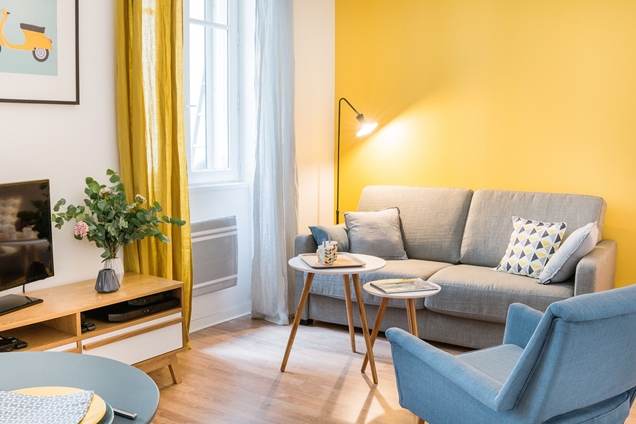 Salas de estar pequeñas que maximizan el estilo minimalista