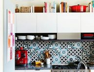 imagen Ideas para decorar el espacio superior de los gabinetes de cocina