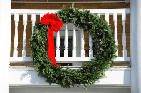 Cómo decorar un balcón pequeño para Navidad ¡Toma nota!