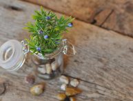 imagen Decorar jarrones de cristal con flores artificiales